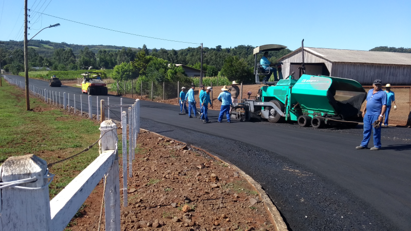 Obra de pavimentação asfáltica foi realizada em São Miguel do Reúno